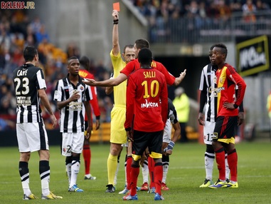 Coup-de-sifflet-Pierrick-Valdivia-RC-Lens-faute-grossiere-14