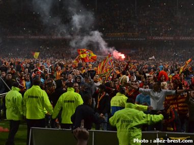 RC-Lens-Brest-pelouse-stade-bollaert-delelis-envahie