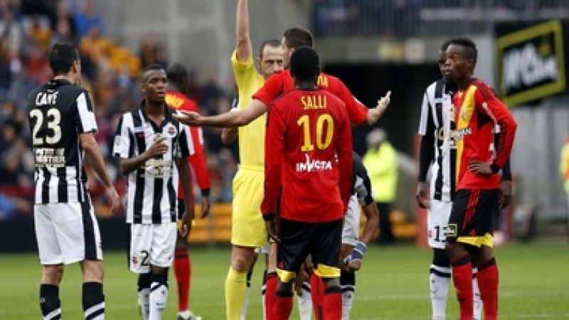 Coup--sifflet-Pierrick-Valdivia--Lens-faute-grossiere-