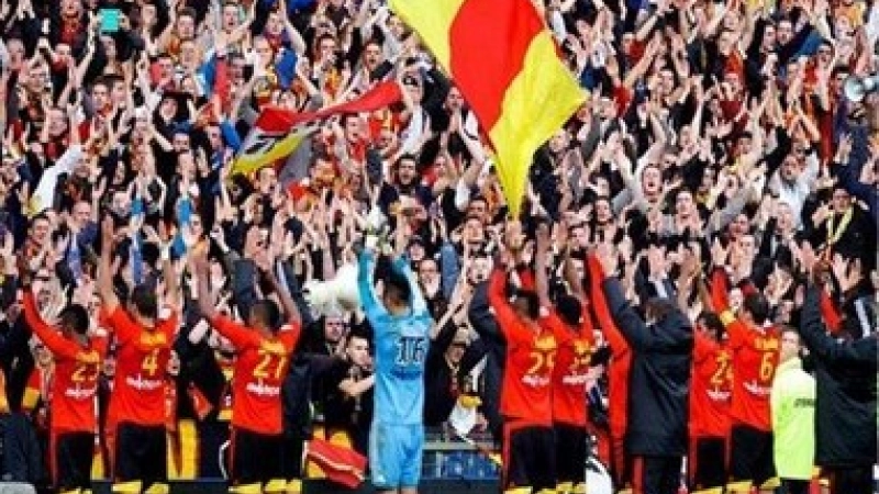 -Lens-clapping-public-stade-Bollaert-Delelis