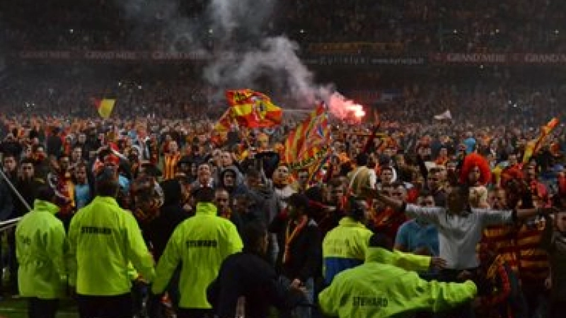 -Lens-Brest-pelouse-stade-bollaert-delelis-envahie