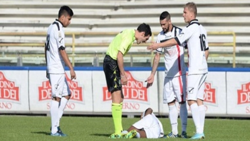 Coup--sifflet-insuffisance joueur-Salernitana-Nocerina-